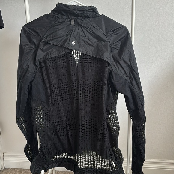 Lulumemon light weight laced back and arms - Picture 2 of 4